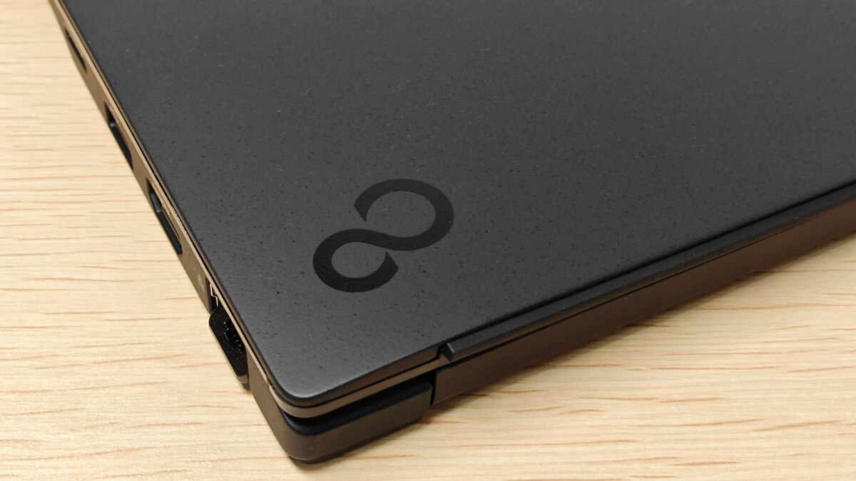 14インチで重さ696g！富士通の超軽量ノートPC LIFEBOOK WU-X/H1