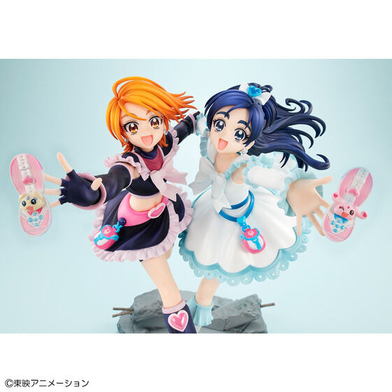 ふたりはプリキュア」キュアブラック＆キュアホワイトが手を繋いで前へ