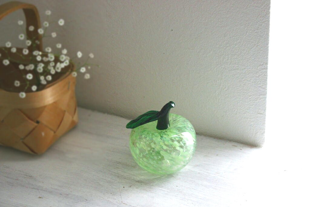 北欧ヴィンテージ ガラスのリンゴの置物 - a n t e n n a