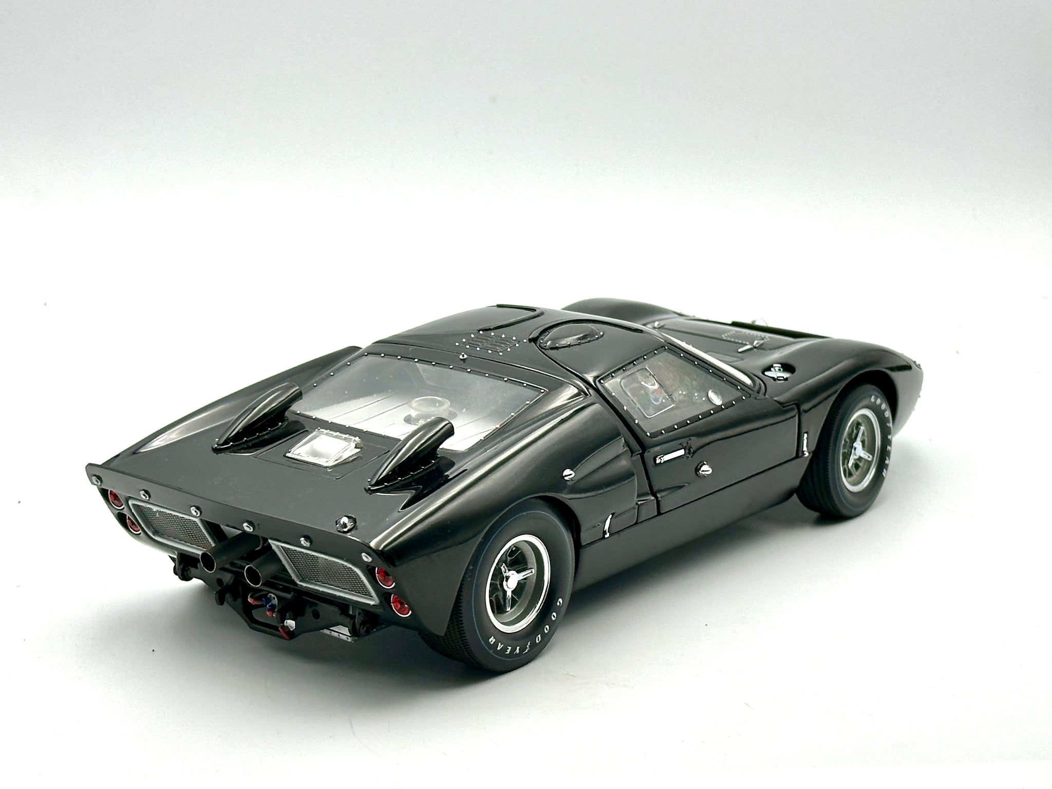 1:18 Ford GT40 MKII 1966 -- Plain Black -- Exoto