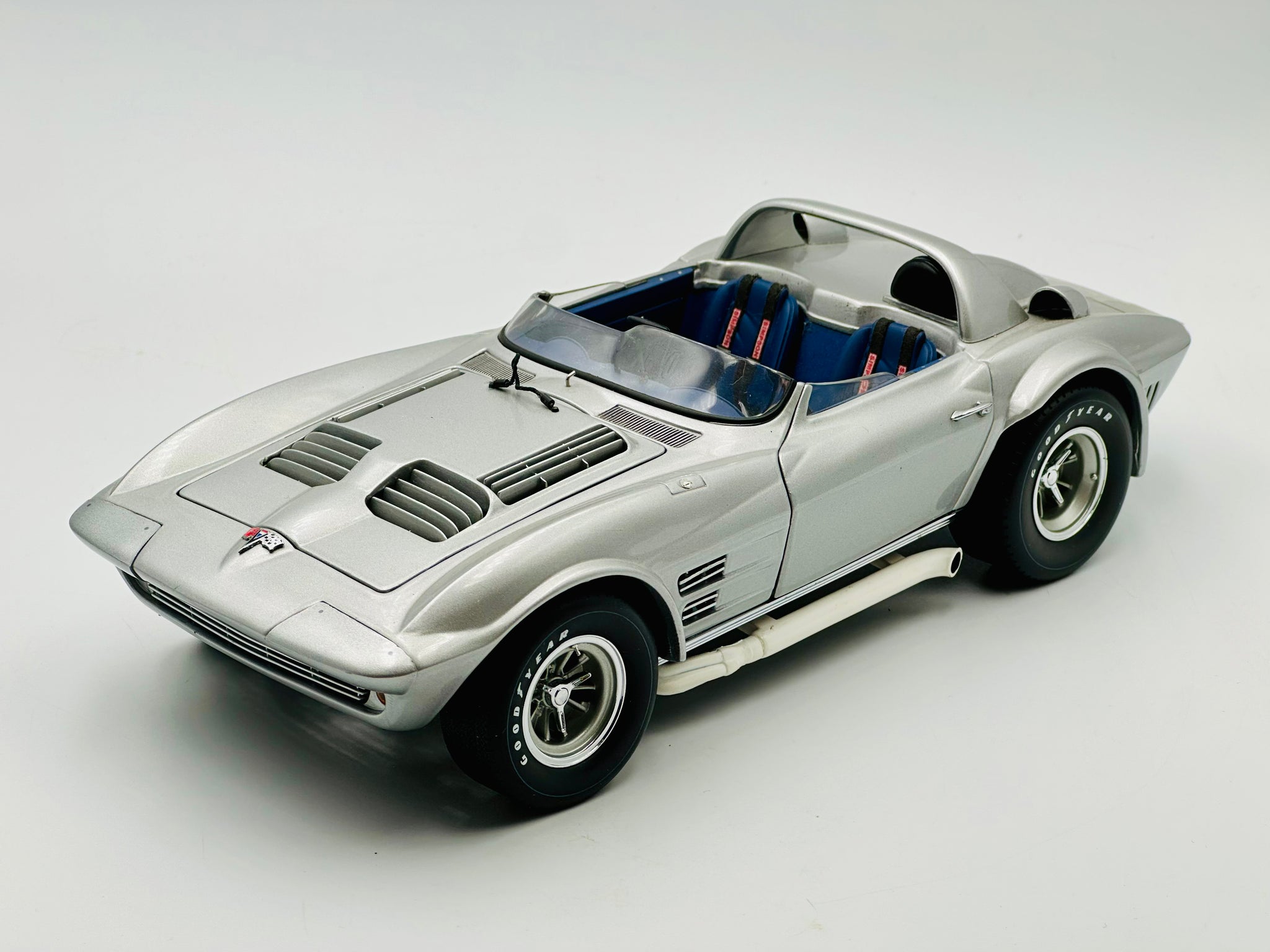 1:18 Chevrolet Corvette Grand Sport Roadster -- Grey -- Exoto
