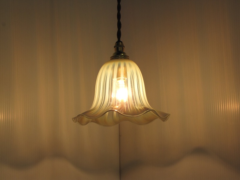 イギリスのアンティークランプシェード （ヴァセリンガラス）（4月30日