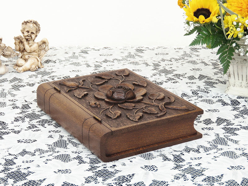 可愛らしい花の彫刻が施されたボックス（木箱） / 本のように見える