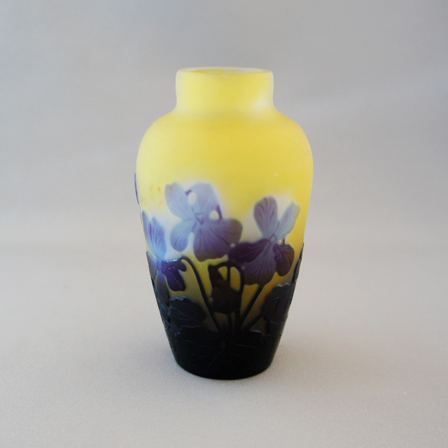 エミール・ガレ「スミレ文 小花瓶」《アンティックかとう》