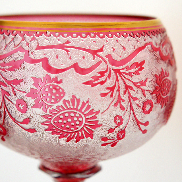 オールドバカラ「赤被せガラス エッチング地 野いちご文 ワイングラス