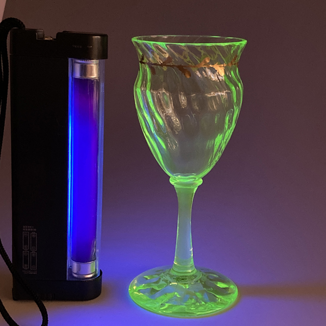 エミール・ガレ「葉に螺旋文ワイングラス ウランガラス (A