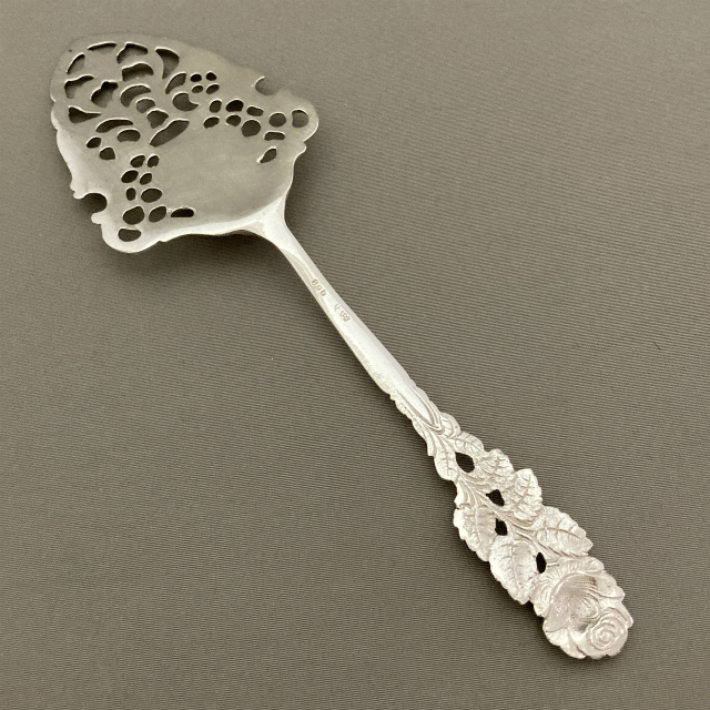 ドイツ「ヒルデスハイムローズ ケーキサーバー 長さ15.5cm