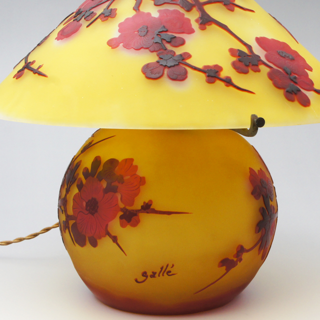 エミール・ガレ「木瓜文テーブルランプ」《アンティックかとう》