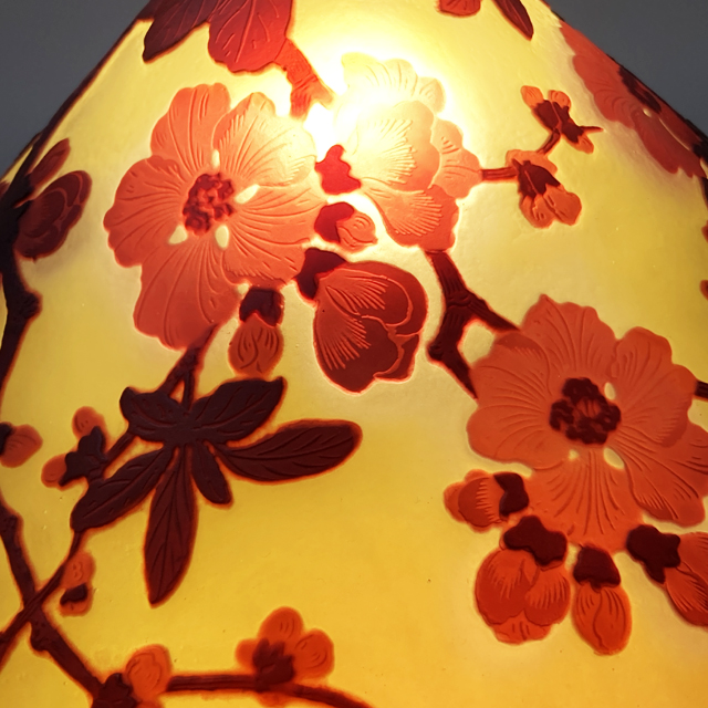 エミール・ガレ「木瓜文テーブルランプ」《アンティックかとう》