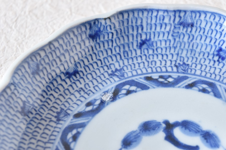 古伊万里 染付 微塵唐草 太明成化年製文 輪花型 六寸皿 - 生活骨董と