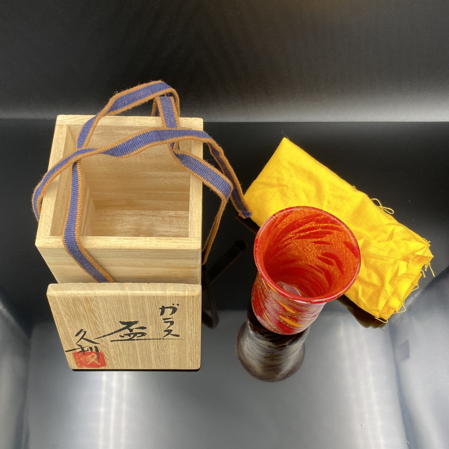 岩田 久利 晩年作 手吹 金彩 赤ガラス「三祝の盃」#25 – Antique Liquor