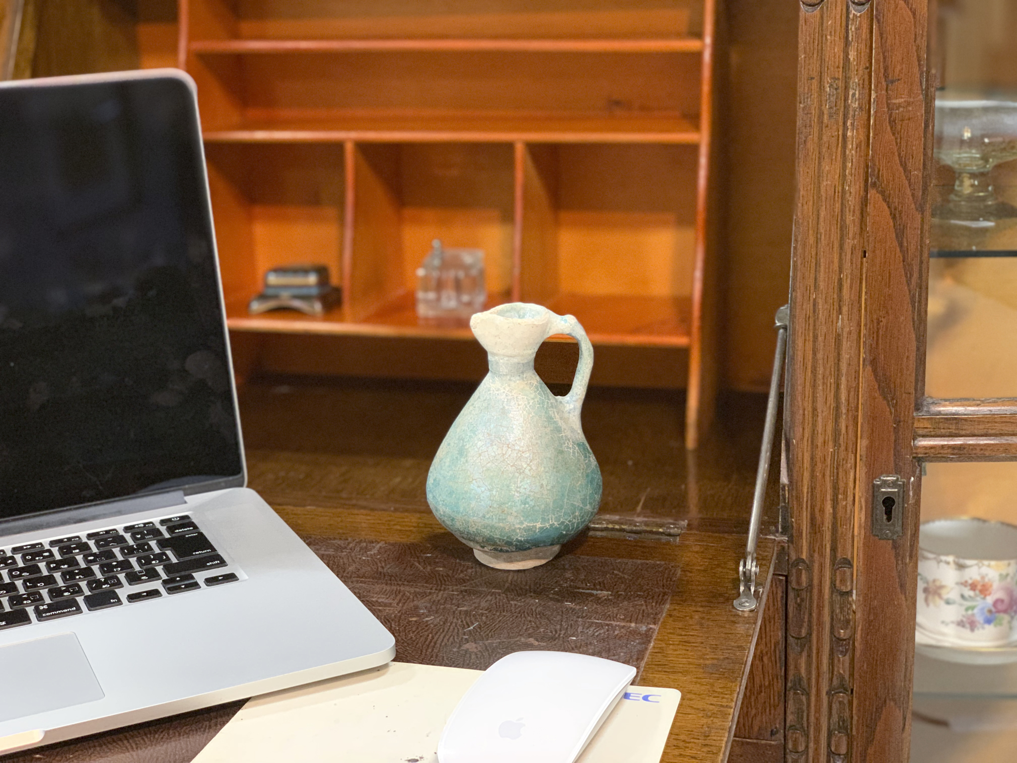 出土品のペルシャ青釉水注の有る空間