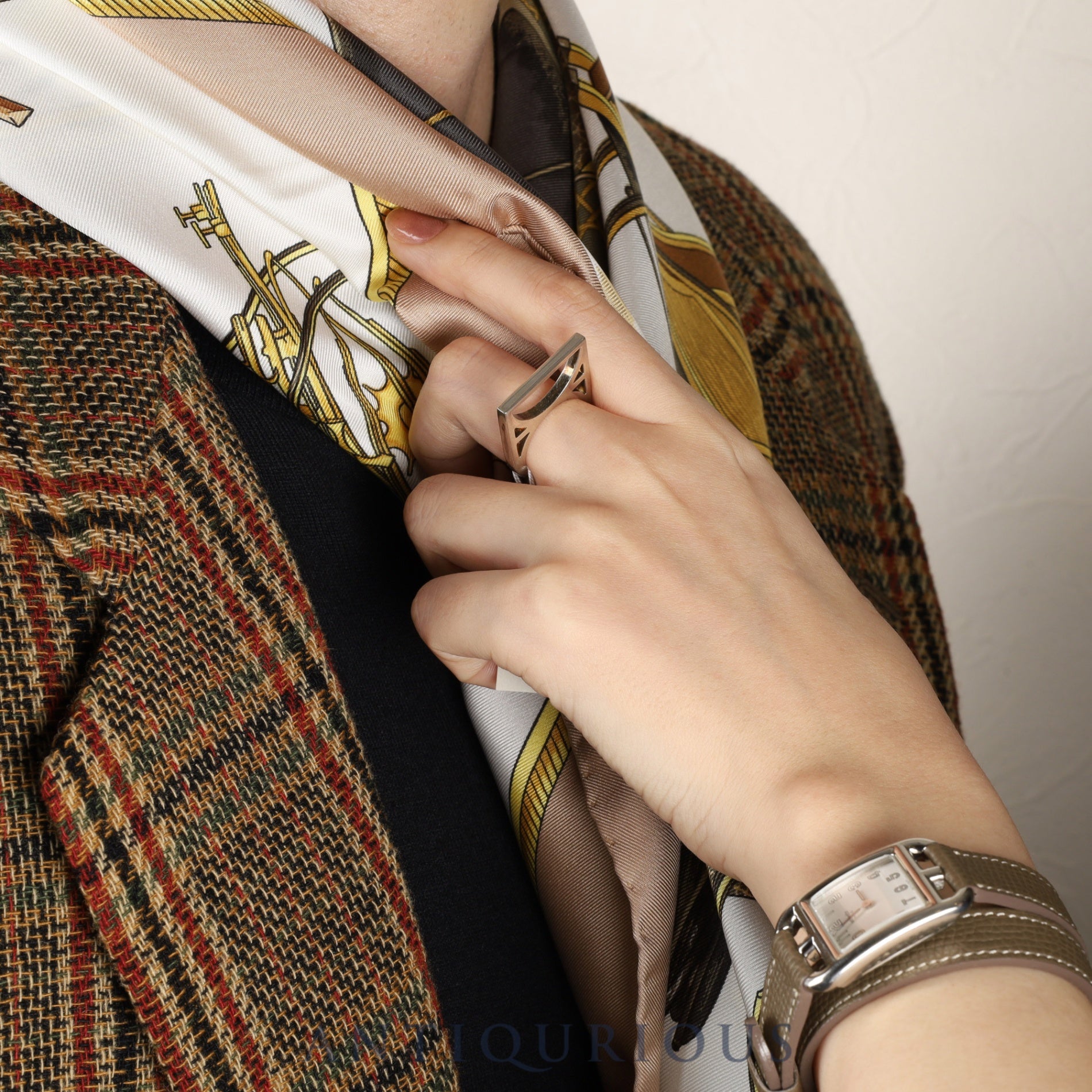 エルメス スカーフ カレ90 LES VOITURES A TRANSFORMATION 折り畳み式