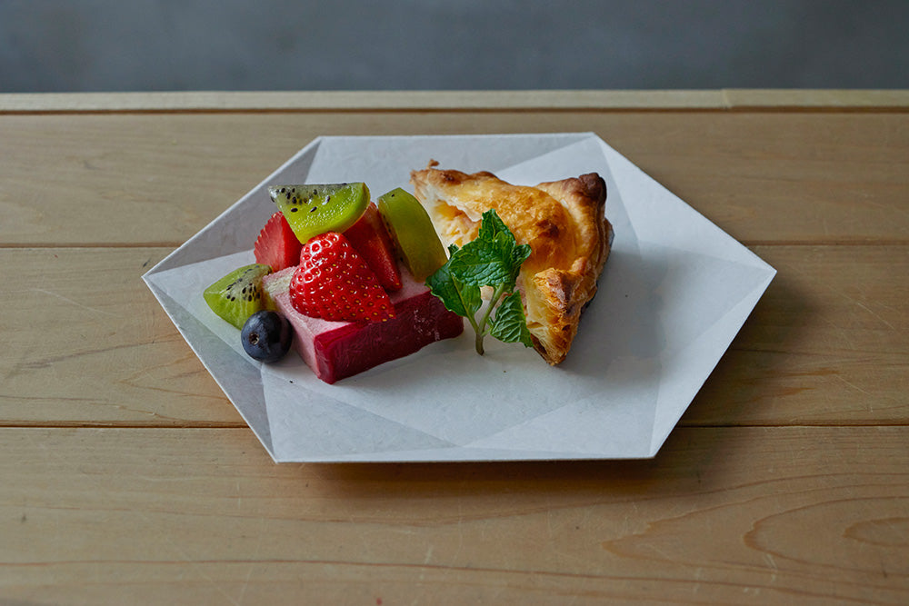 Y2396-1 中国 宋時代 人物図 波型皿 直径23㎝ 箱付き せ Y2396-1 中国