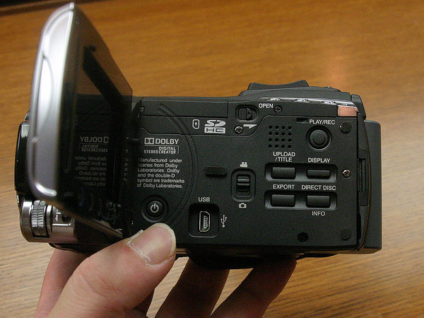 ASCII.jp：新開発レンズ採用の高級ビデオカメラ「Everio GZ-HM400」