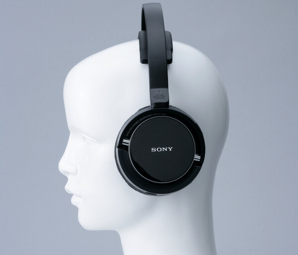 ASCII.jp：迫力のサラウンドを気軽に楽しむ ソニー「MDR-DS7000」