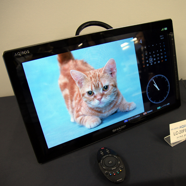 ASCII.jp：家中自由に持ち歩ける「フリースタイル AQUOS」