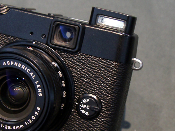 ASCII.jp：富士フイルムが高級コンパクト機「FUJIFILM X10」を発表