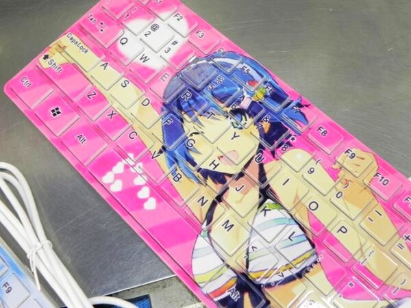 ASCII.jp：スワロフスキー満載で7万7777円の窓辺ななみキーボード