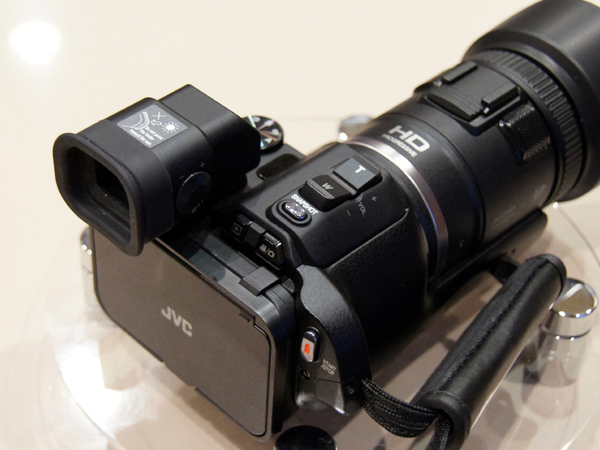 ASCII.jp：“ネオ一眼”っぽいけどビデオカメラ！ JVC「GC-P100」