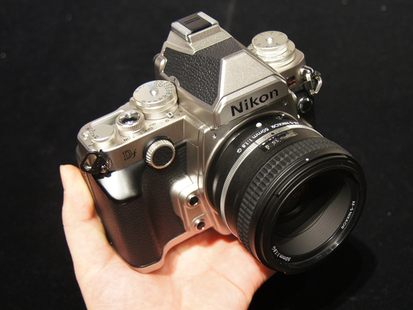 ASCII.jp：見た目に比べて軽っ！ 小型のフルサイズ一眼「Nikon Df」