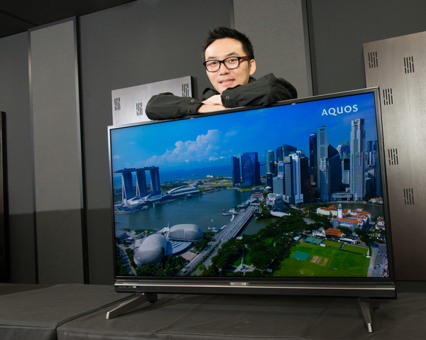 ASCII.jp：AQUOS XL20は、8年後を見据えて作られた (1/5)