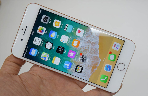 ASCII.jp：iPhone 8の魅惑のゴールドはiPhone X待ちの人に危険
