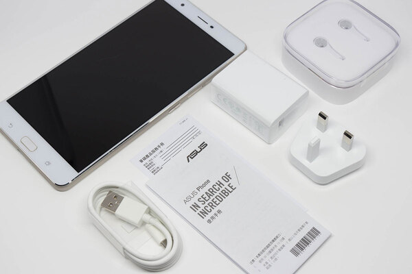 ASCII.jp：大きいは正義だ！ 6.8型「ZenFone 3 Ultra」をXperia Z