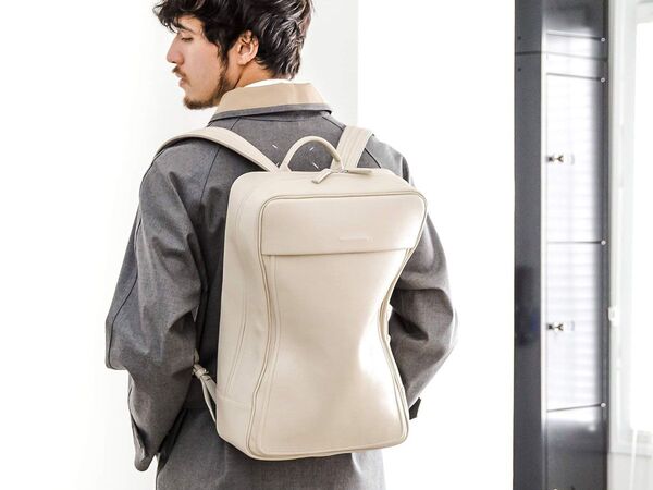 objcts.io、本革製PCバックパックに春の新色「ホワイトベージュ」を