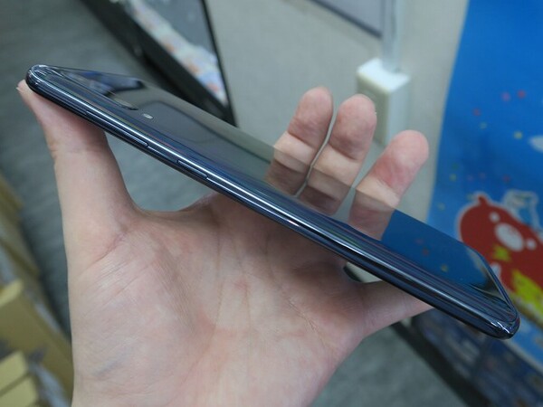 ASCII.jp：3眼カメラや8GBメモリー搭載！ ミドルハイスマホ「Galaxy A70」