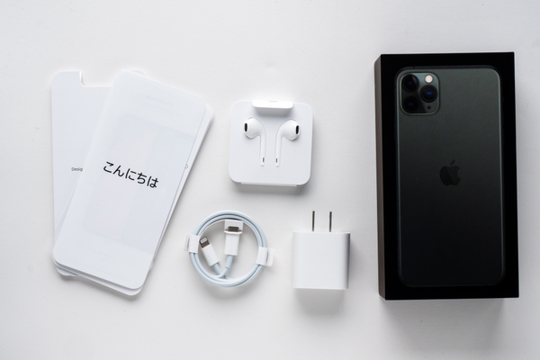 ASCII.jp：アップル「iPhone 11 Pro Max」がやって来た！ 真っ黒い箱の