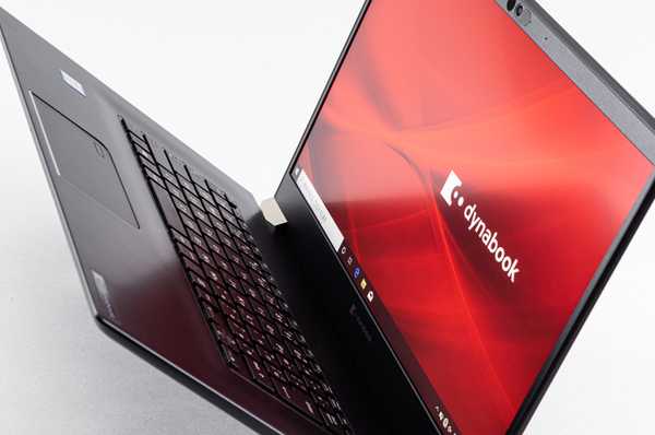 ASCII.jp：15.6型ノートPCをモバイルできる時代に、ほぼ1kgの