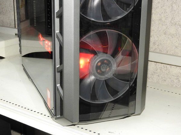 ASCII.jp：200mmの大口径RGBファンの存在感がすごいPCケース