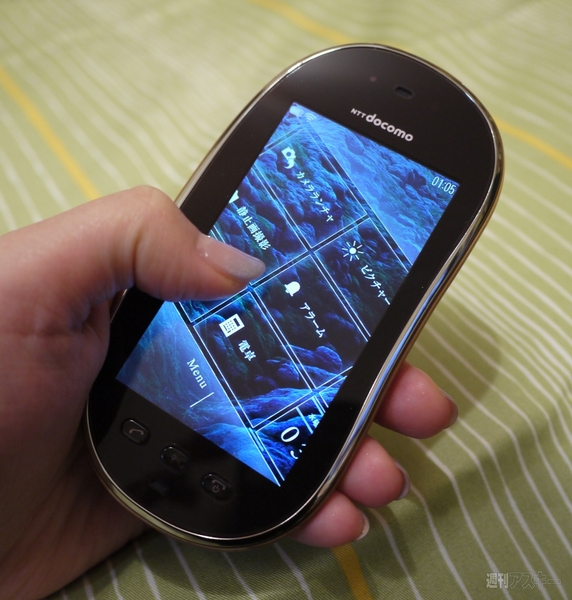 ヒノキ香る豆型木製ケータイ、ドコモ『TOUCH WOOD SH-08C』レビュー