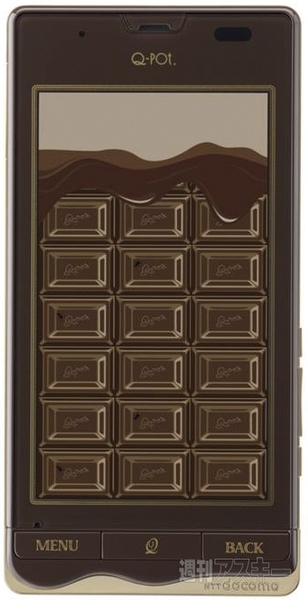 板チョコではありません。『Q-pot.Phone SH-04D』はQi充電できるスマホ