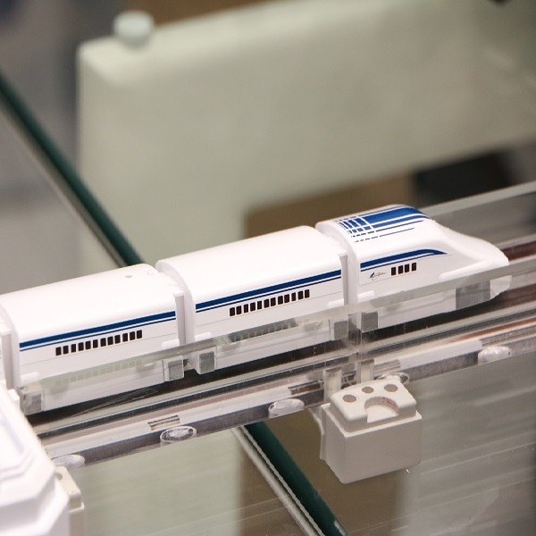 世界初、2mm浮上して走行する「リニアライナー」トイ！スケール