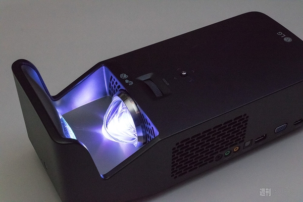 狭い部屋でも100インチ！超短焦点プロジェクター『PF1000UG』がスゴイ