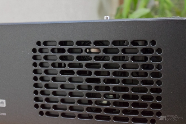 狭い部屋でも100インチ！超短焦点プロジェクター『PF1000UG』がスゴイ