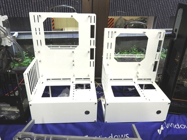 ASCII.jp：長尾のオープンフレームPCケースにATXとMicro ATX版の白色