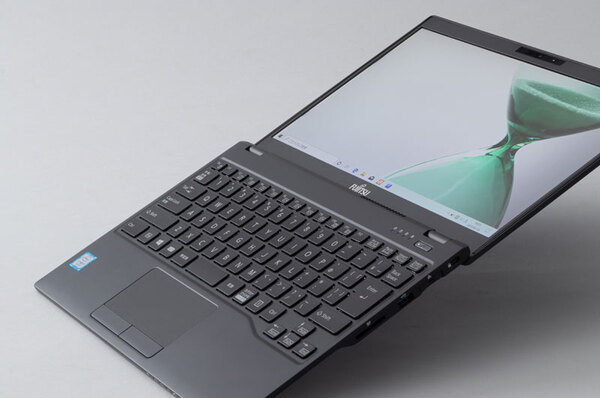 ASCII.jp：Core i7搭載でも約698gの超軽量！ 性能に妥協のない理想の