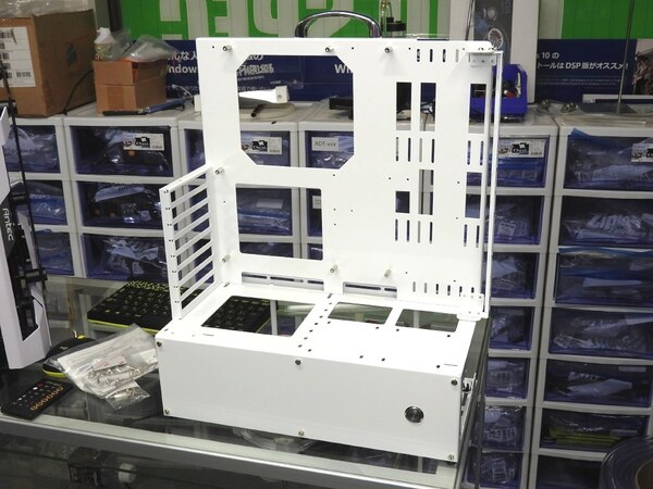 ASCII.jp：長尾製作所のE-ATX用オープンフレームに50台限定の白色