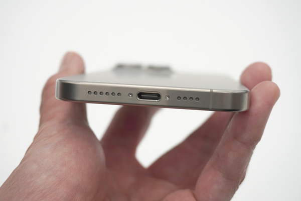 ASCII.jp：アップル「iPhone 15 Pro」チタン筐体が美しい！【現地レポ】