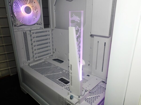 ASCII.jp：ビデオカードホルダーを備える白色のミドルタワーケースが