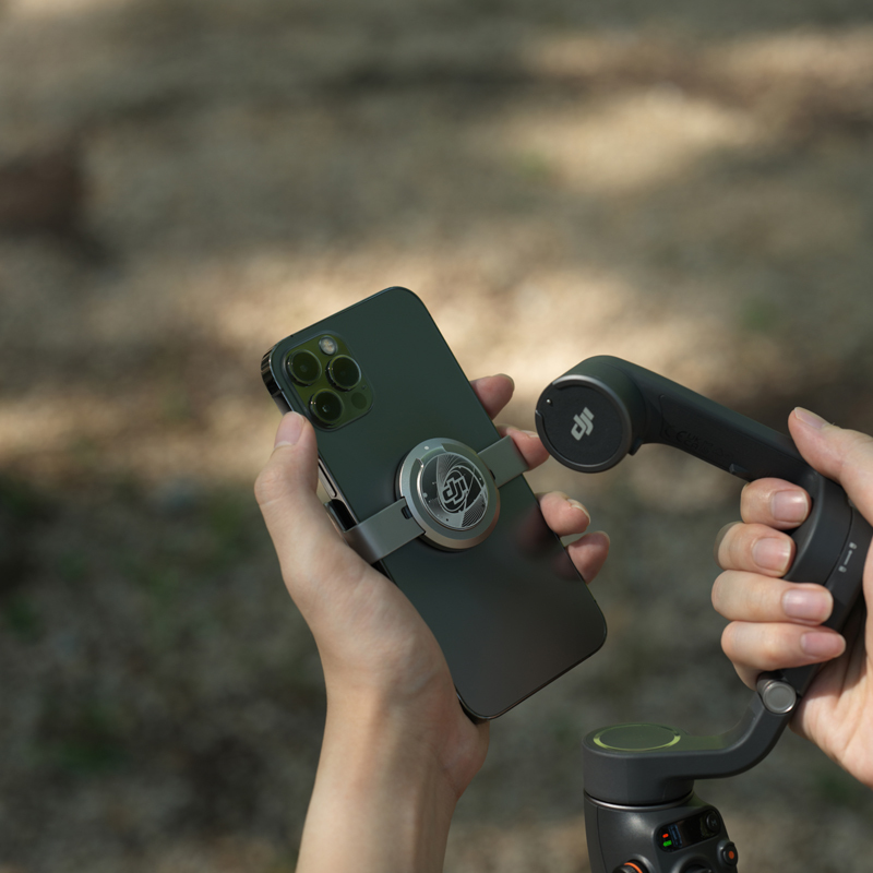 DJI、持ち運び簡単でクイック起動できるスマホスタビライザー「Osmo