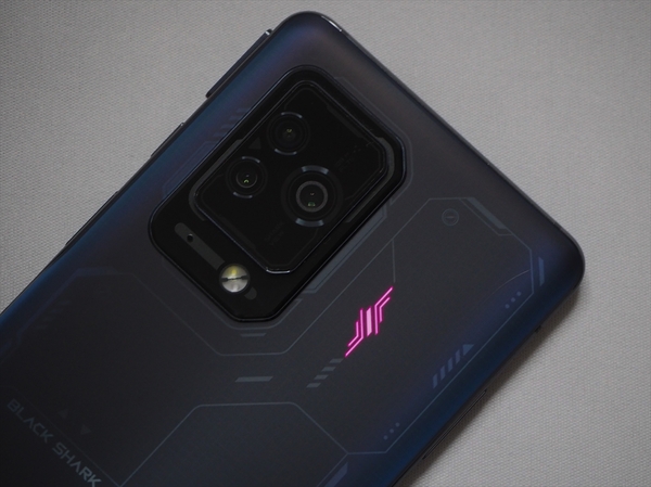 ASCII.jp：性能だけでなく操作も多彩なゲーミングスマートフォン