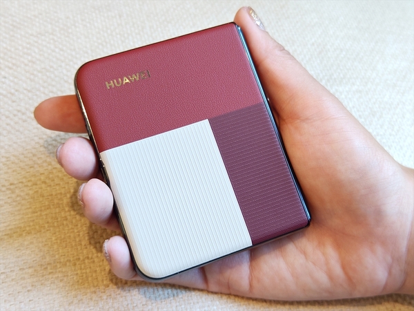 ASCII.jp：縦折りとも横折りとも言いがたい新たな折りたたみスマホ