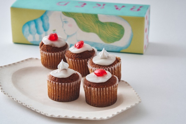 ASCII.jp：宝石チェリーが昭和の夏を呼び覚ますレトロなカップケーキが