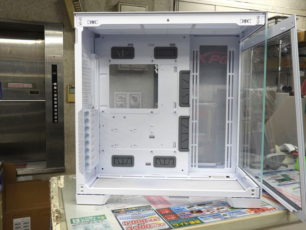 Antecのピラーレス式フルタワーPCケース「C8」が販売開始 - 週刊アスキー