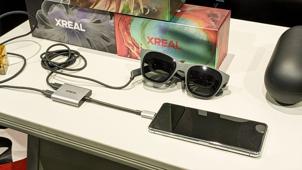 ASCII.jp：充電しながら見たい！ 「XREAL」の欠点を払拭する