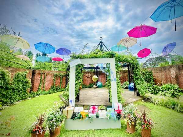 バルーンやカラフルなアンブレラで飾られる英国式庭園 「サマー